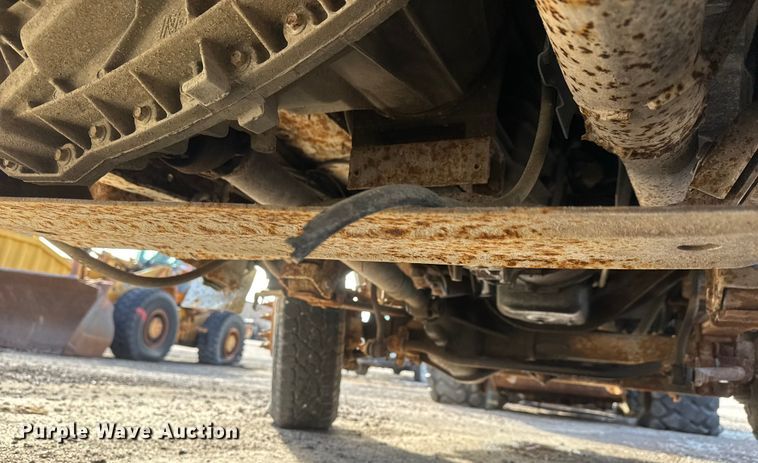 image for item ET4404 2000 Ford F350 Super Duty flatbed pickup truck