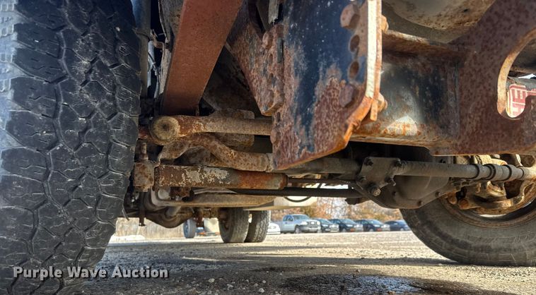 image for item ET4404 2000 Ford F350 Super Duty flatbed pickup truck