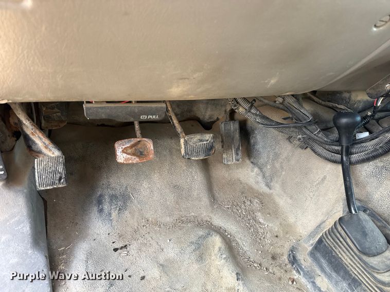 image for item ET4404 2000 Ford F350 Super Duty flatbed pickup truck