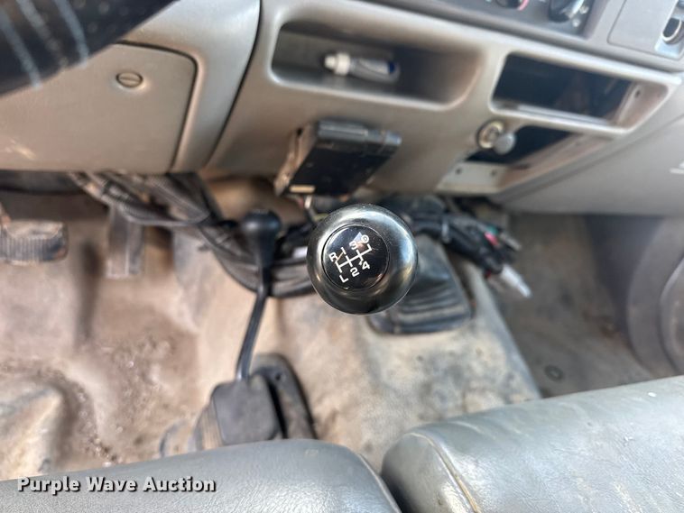 image for item ET4404 2000 Ford F350 Super Duty flatbed pickup truck