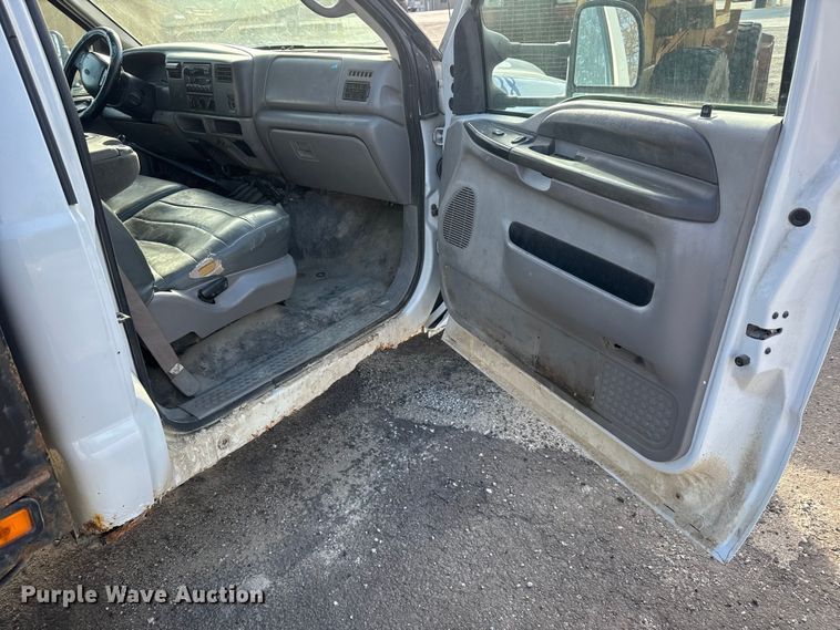 image for item ET4404 2000 Ford F350 Super Duty flatbed pickup truck