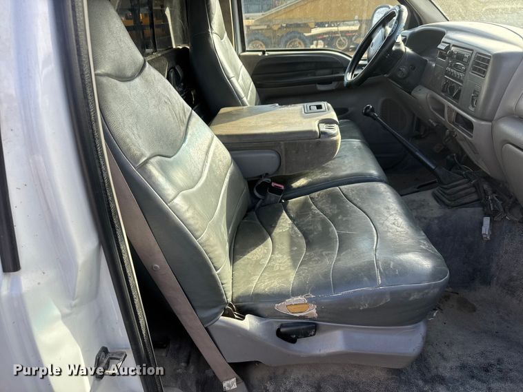 image for item ET4404 2000 Ford F350 Super Duty flatbed pickup truck