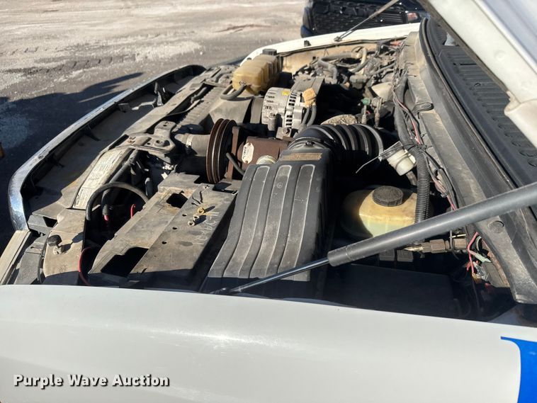 image for item ET4404 2000 Ford F350 Super Duty flatbed pickup truck