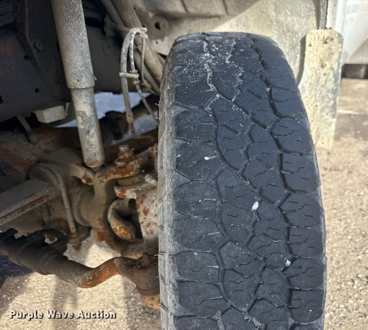 image for item ET4404 2000 Ford F350 Super Duty flatbed pickup truck