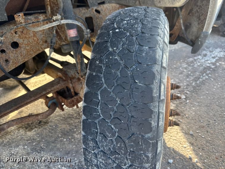 image for item ET4404 2000 Ford F350 Super Duty flatbed pickup truck