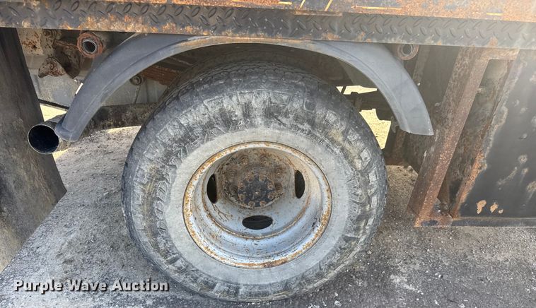 image for item ET4404 2000 Ford F350 Super Duty flatbed pickup truck