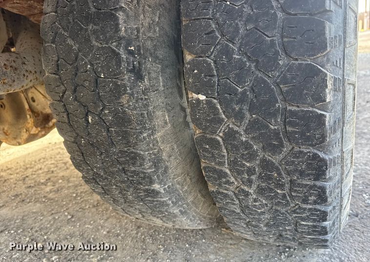 image for item ET4404 2000 Ford F350 Super Duty flatbed pickup truck