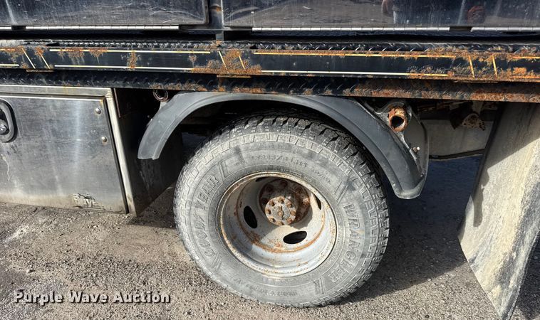 image for item ET4404 2000 Ford F350 Super Duty flatbed pickup truck