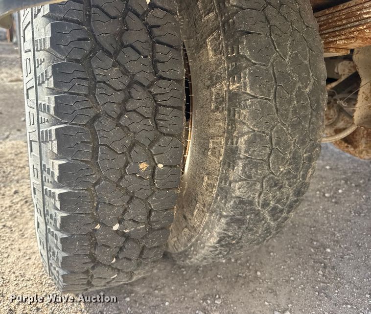 image for item ET4404 2000 Ford F350 Super Duty flatbed pickup truck