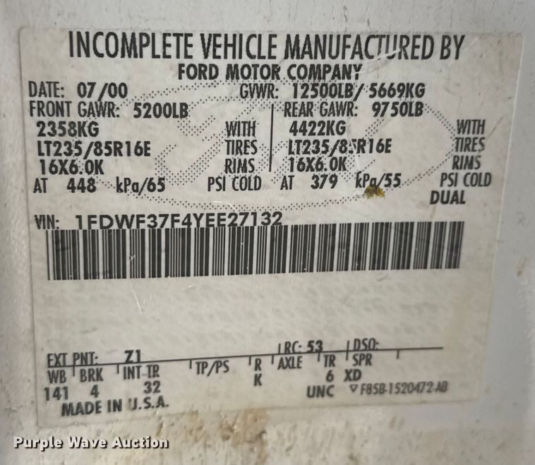 image for item ET4404 2000 Ford F350 Super Duty flatbed pickup truck