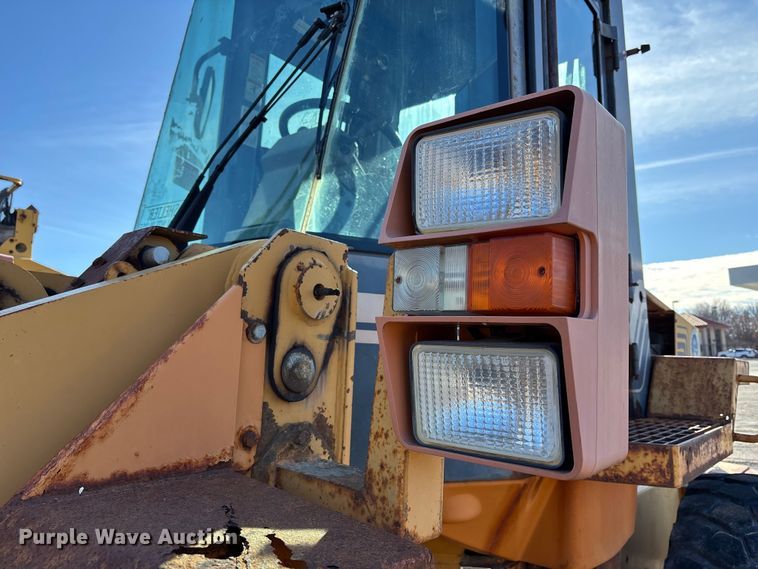 image for item ET4406 1996 Case 621B wheel loader