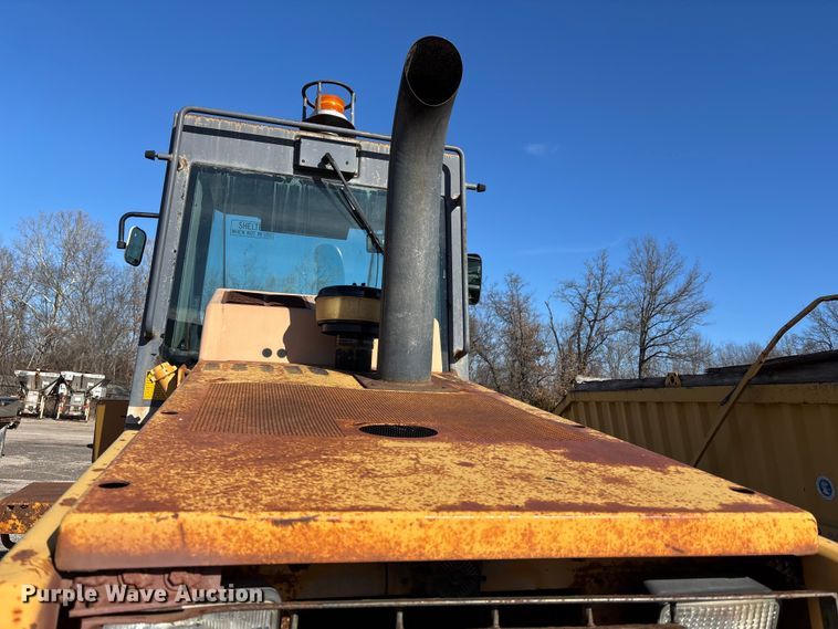 image for item ET4406 1996 Case 621B wheel loader