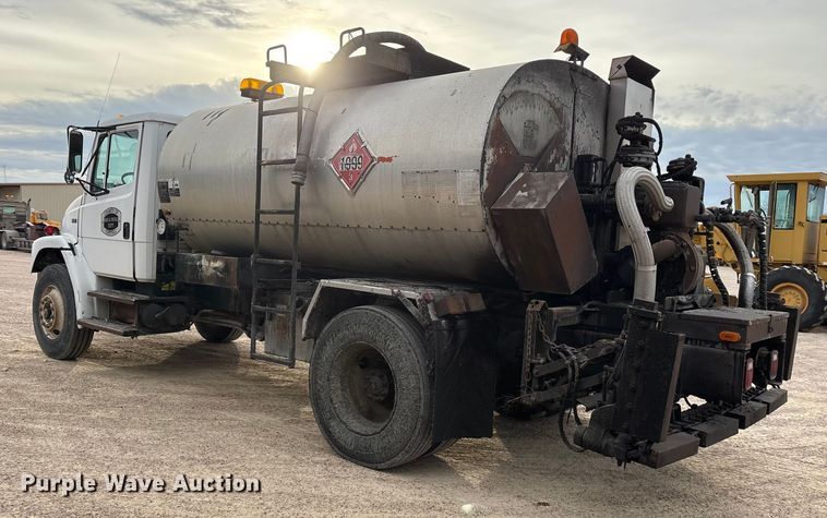 image for item ET7487 1999 Freightliner FL70 oil distributor truck