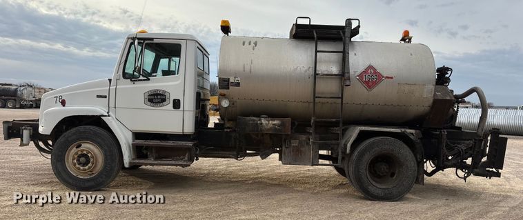 image for item ET7487 1999 Freightliner FL70 oil distributor truck