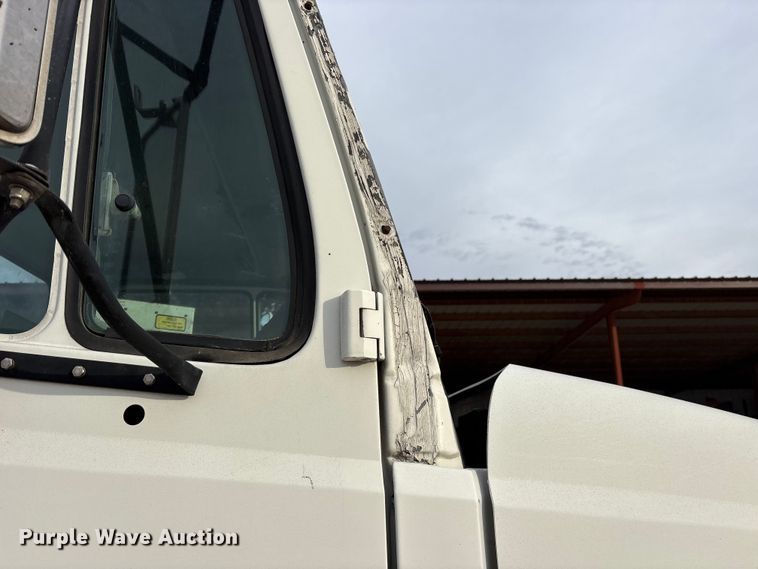 image for item ET7487 1999 Freightliner FL70 oil distributor truck