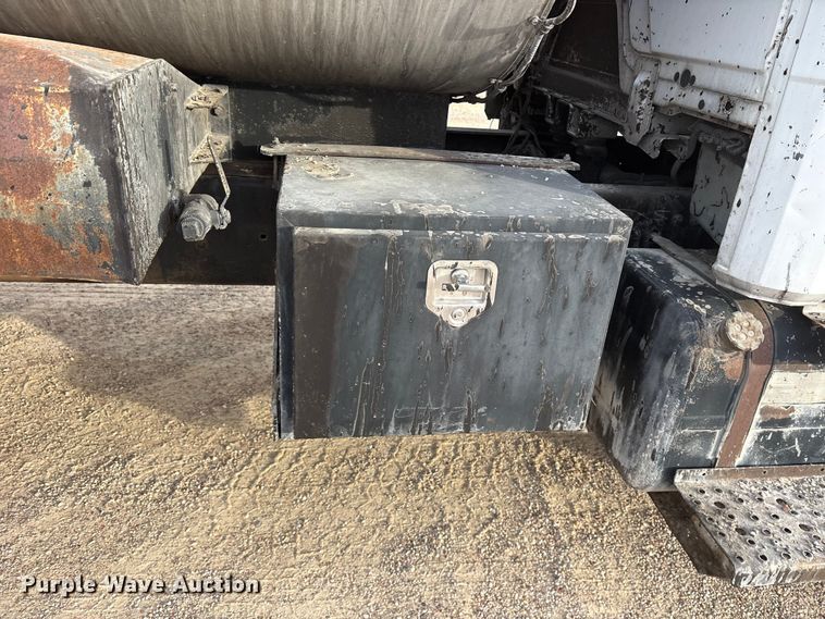 image for item ET7487 1999 Freightliner FL70 oil distributor truck