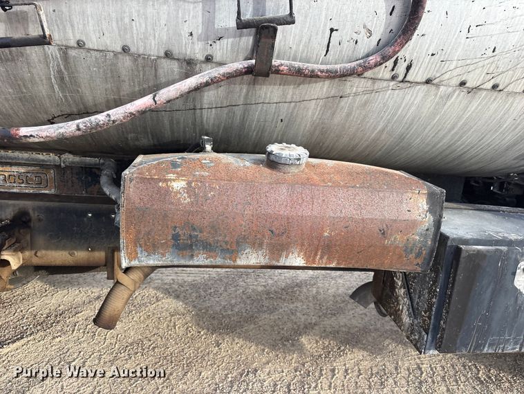 image for item ET7487 1999 Freightliner FL70 oil distributor truck