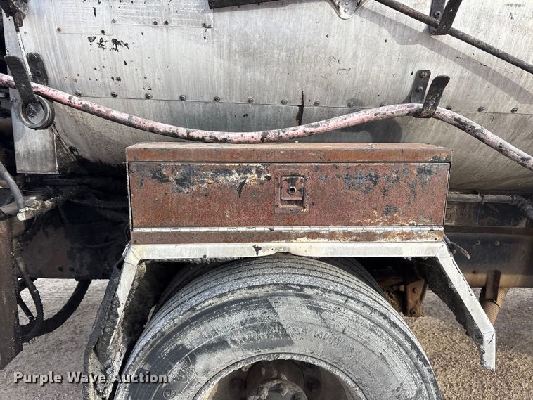 image for item ET7487 1999 Freightliner FL70 oil distributor truck