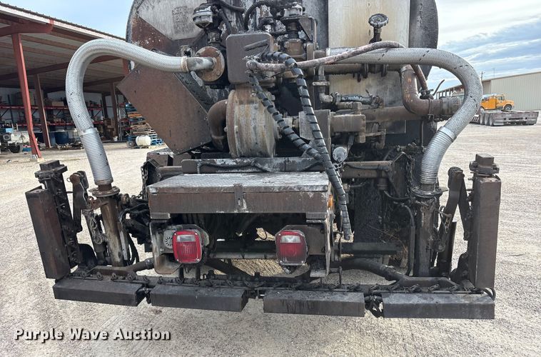 image for item ET7487 1999 Freightliner FL70 oil distributor truck