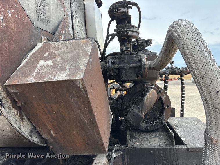 image for item ET7487 1999 Freightliner FL70 oil distributor truck