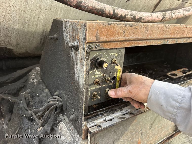 image for item ET7487 1999 Freightliner FL70 oil distributor truck