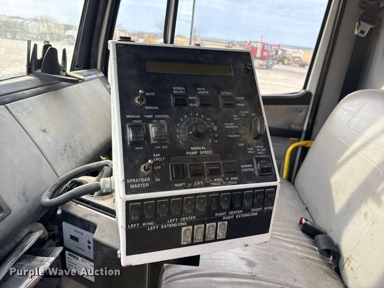 image for item ET7487 1999 Freightliner FL70 oil distributor truck