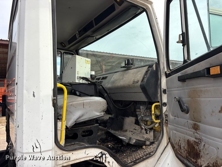 image for item ET7487 1999 Freightliner FL70 oil distributor truck