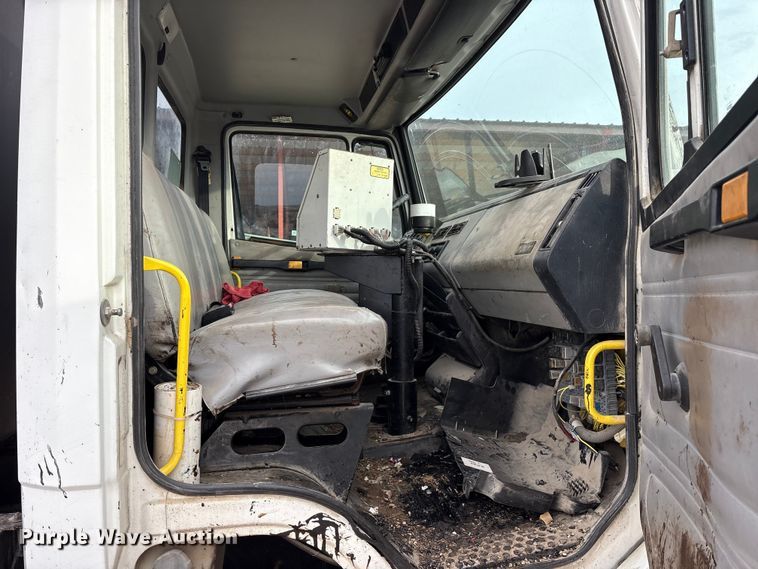 image for item ET7487 1999 Freightliner FL70 oil distributor truck