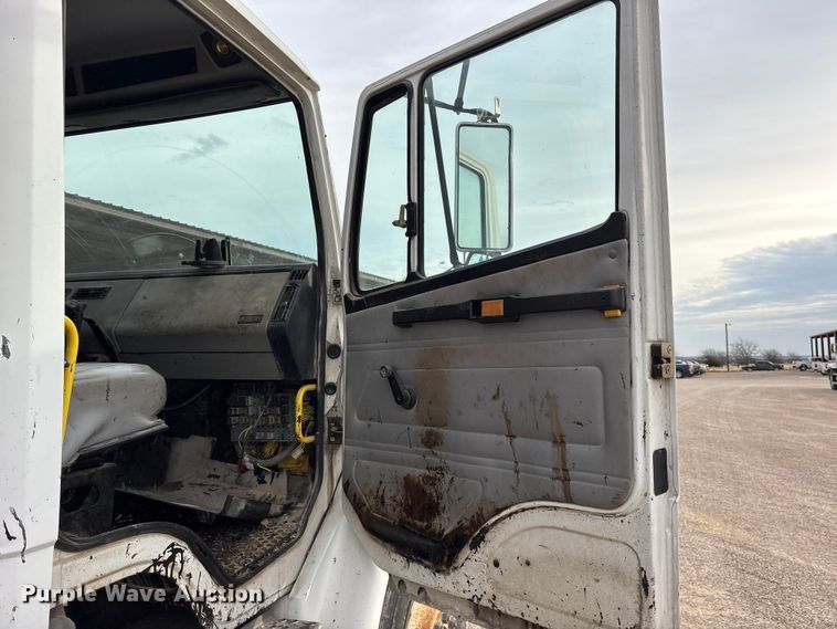 image for item ET7487 1999 Freightliner FL70 oil distributor truck