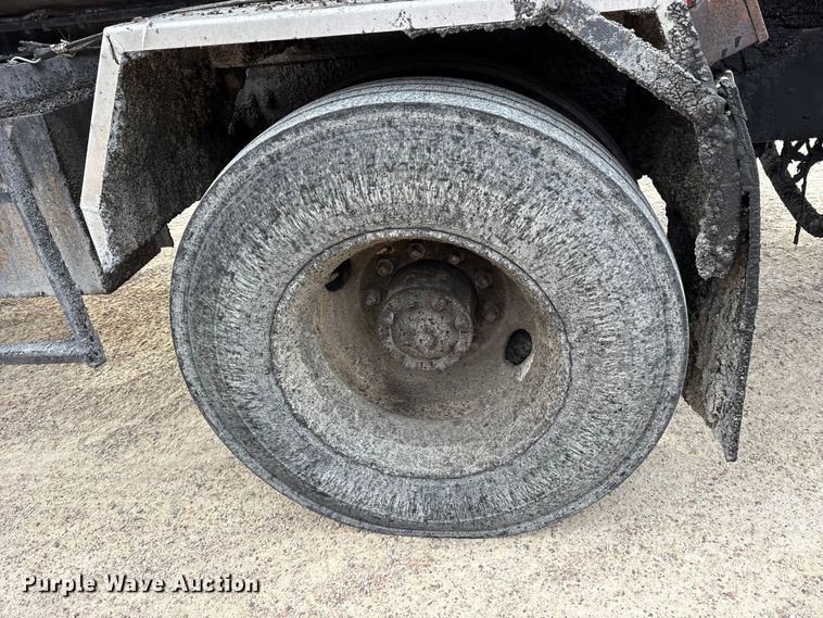 image for item ET7487 1999 Freightliner FL70 oil distributor truck