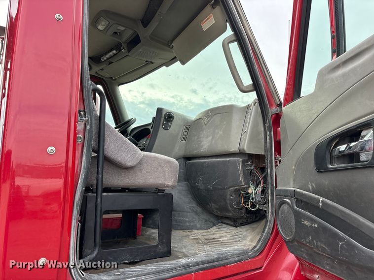 image for item ET7488 2014 International ProStar Plus 122  semi truck