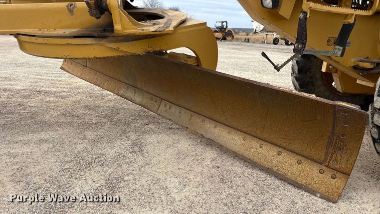 image for item ET7489 1998 John Deere 670CH motor grader