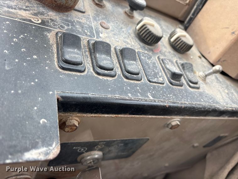 image for item ET7489 1998 John Deere 670CH motor grader