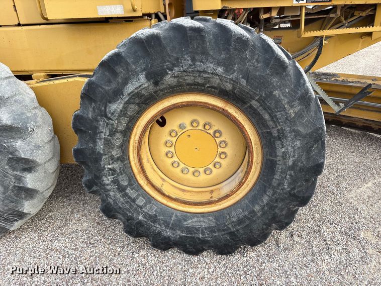 image for item ET7489 1998 John Deere 670CH motor grader