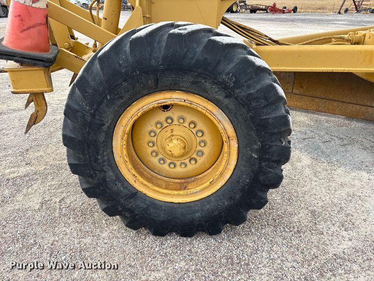 image for item ET7489 1998 John Deere 670CH motor grader