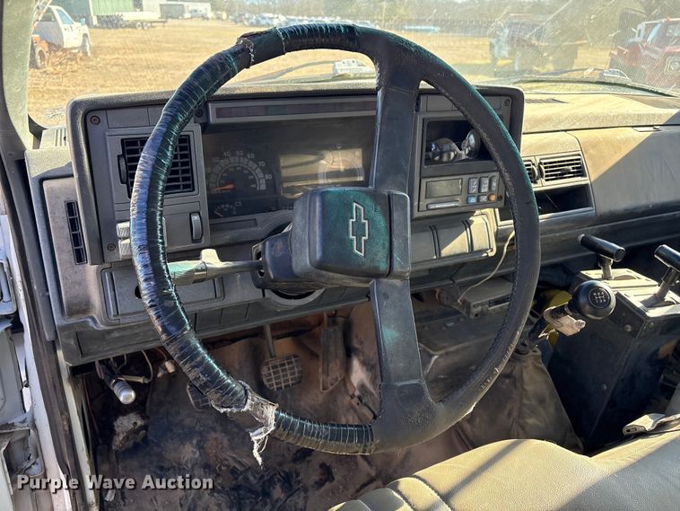 image for item EV2610 2000 Chevrolet C7 dump flatbed truck