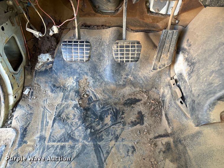 image for item EV2610 2000 Chevrolet C7 dump flatbed truck