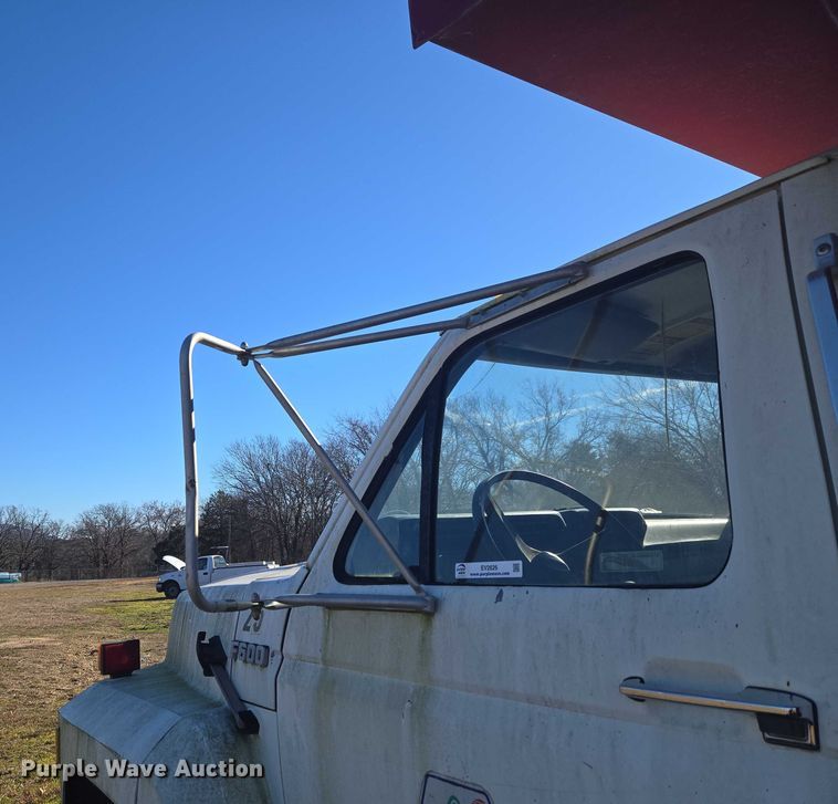 image for item EV2626 1994 Ford F600 dump truck