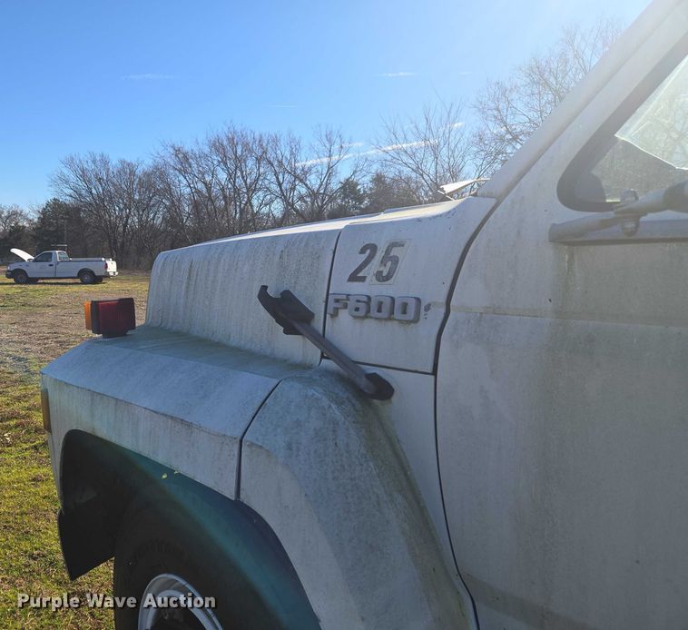 image for item EV2626 1994 Ford F600 dump truck