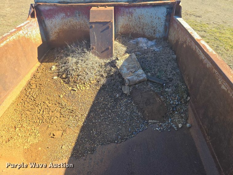 image for item EV2626 1994 Ford F600 dump truck