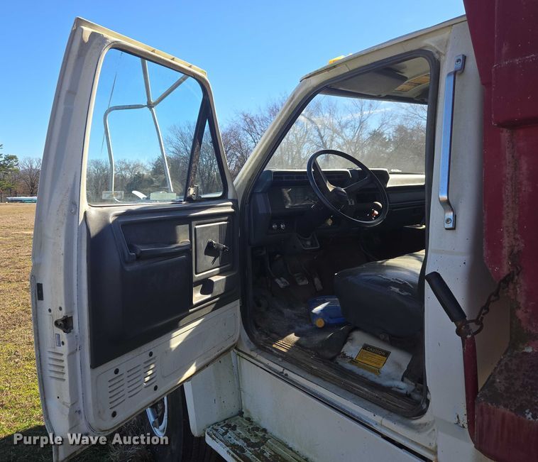 image for item EV2626 1994 Ford F600 dump truck