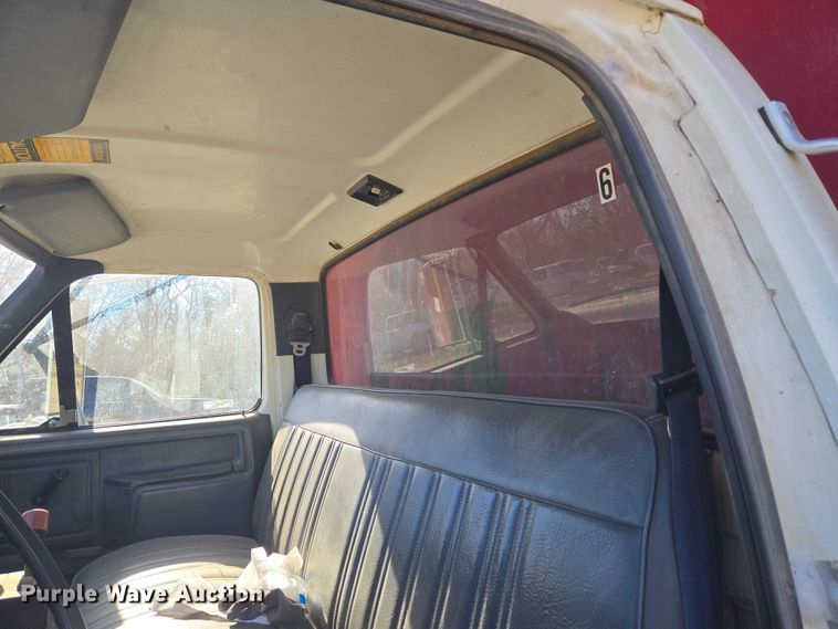 image for item EV2626 1994 Ford F600 dump truck