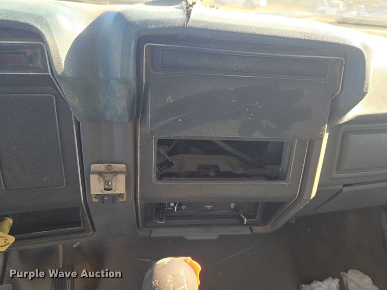 image for item EV2626 1994 Ford F600 dump truck