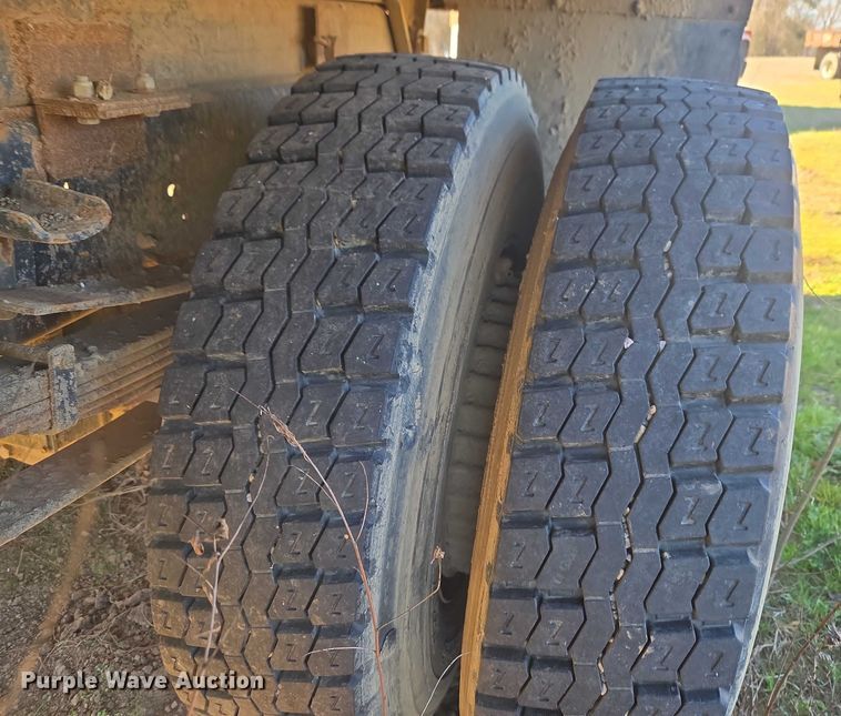 image for item EV2626 1994 Ford F600 dump truck