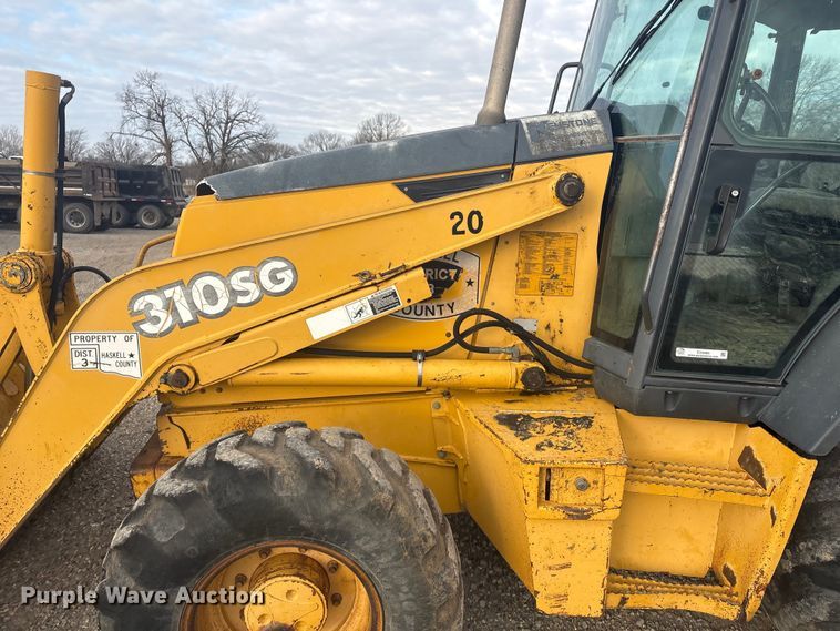 image for item EV2666 2003 John Deere 310SG backhoe