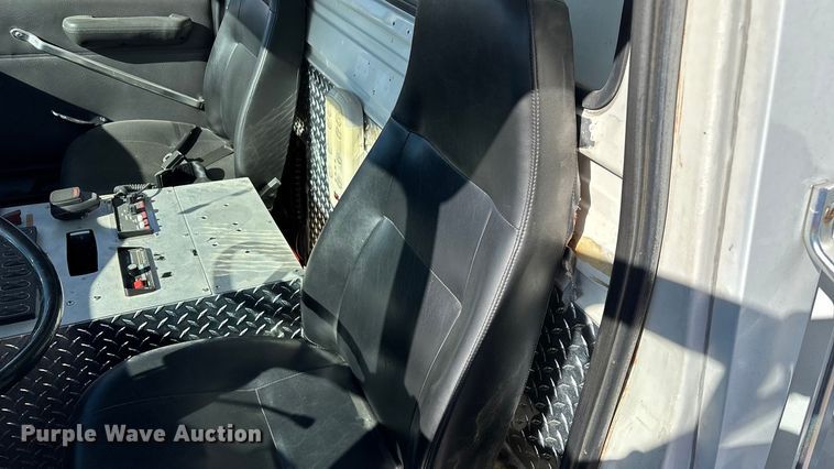 image for item FG0016 1988 Ford L8000 hazmat support truck