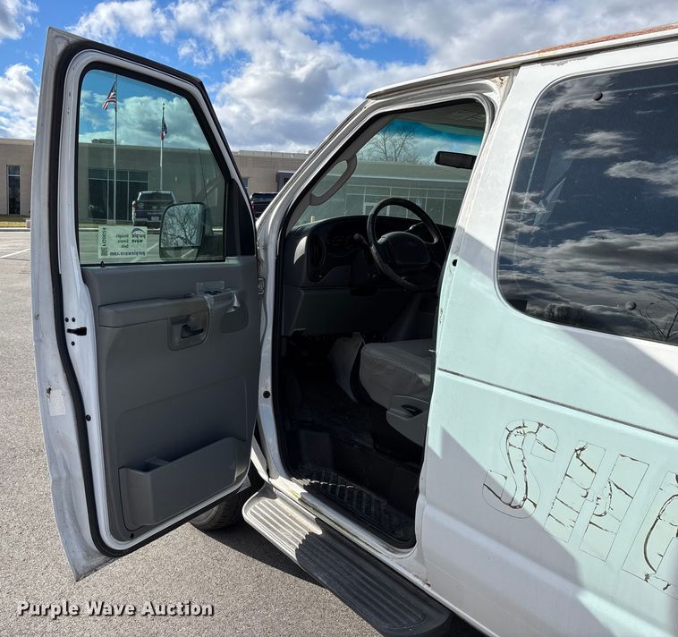 image for item FG0024 2006 Ford E350 van