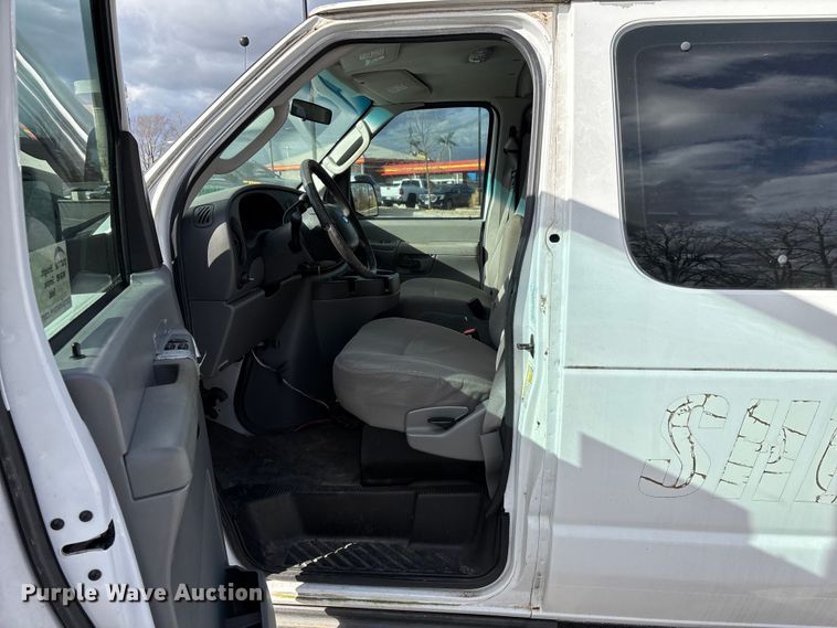 image for item FG0024 2006 Ford E350 van