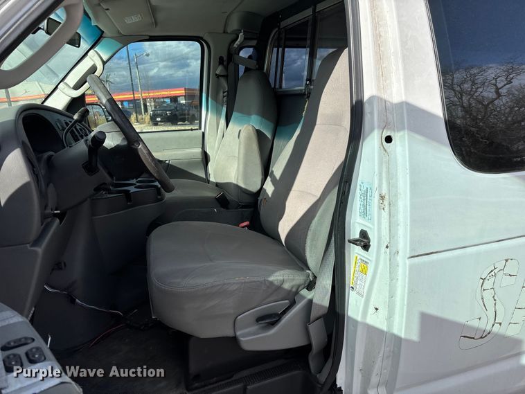 image for item FG0024 2006 Ford E350 van