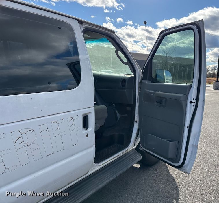 image for item FG0024 2006 Ford E350 van